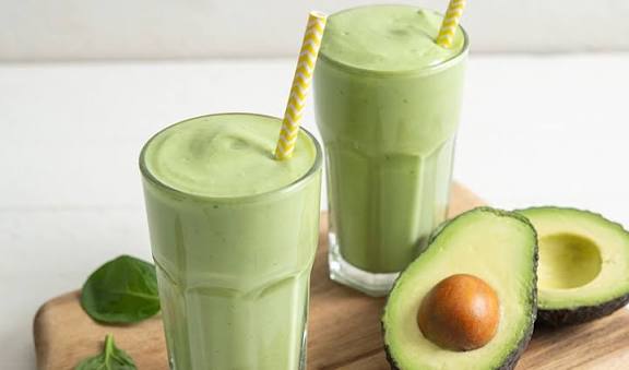 Green Spinach & Avocado Shake: The Hormone-Balancing Power Drink