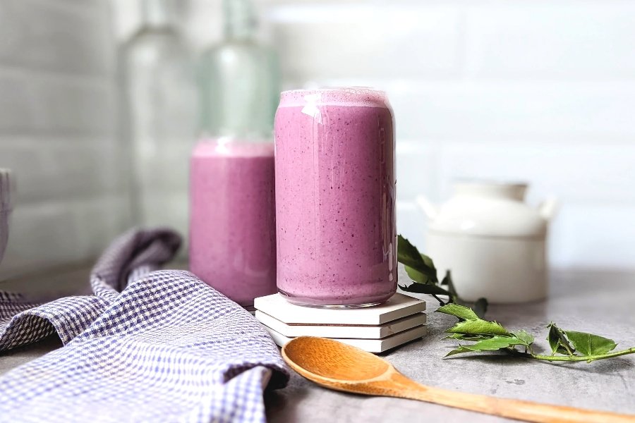 Berry and Greek Yogurt Shake: Refreshing and Skin-Friendly